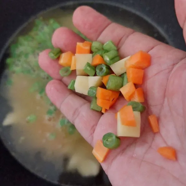 Tambahkan wortel, buncis, dan kentang, masak hingga matang.