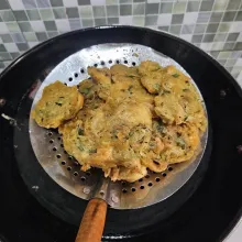 Kemudian angkat dan tiriskan minyaknya.