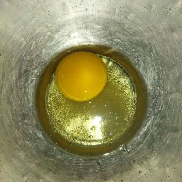Kocok telur, garam dan gula pasir hingga berbusa.