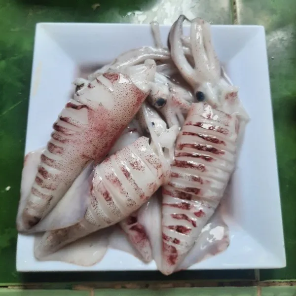 Cuci bersih cumi lalu kerat.