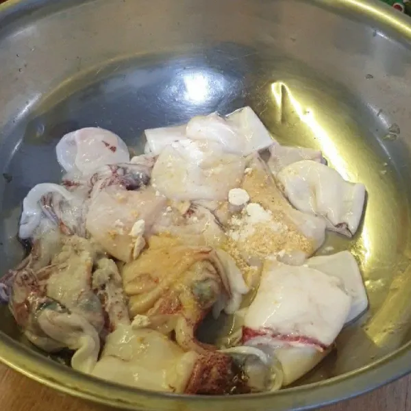 Bilas cumi. bumbui dengan bawang putih bubuk, garam, kaldu jamur, merica. Diamkan minimal 30 menit.