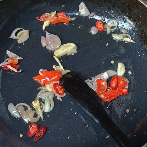 Masukkan cabe rawit.