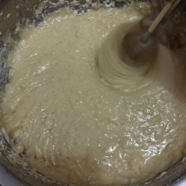 Lalu mixer dengan kecepatan rendah. Sampai adonan tidak ada yang bergerindil.