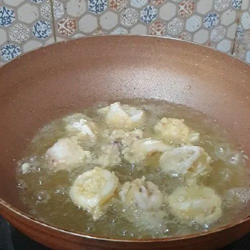 Panaskan minyak goreng. Goreng cumi hingga kuning kecoklatan.