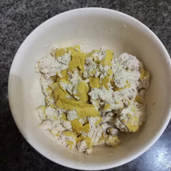 Masukkan tahu pada adonan tepung.