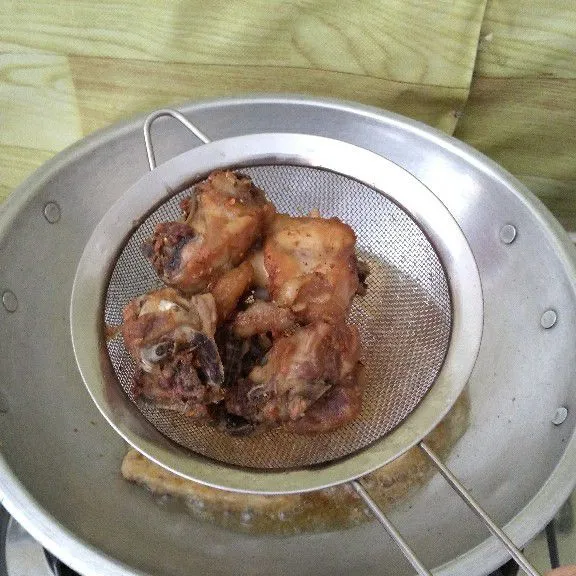 Goreng ayam hingga berwarna golden brown lalu angkat, tiriskan dan sajikan.