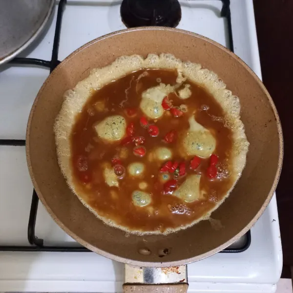 Panaskan minyak secukupnya pada teflon, tuang kocokan telur di atasnya.