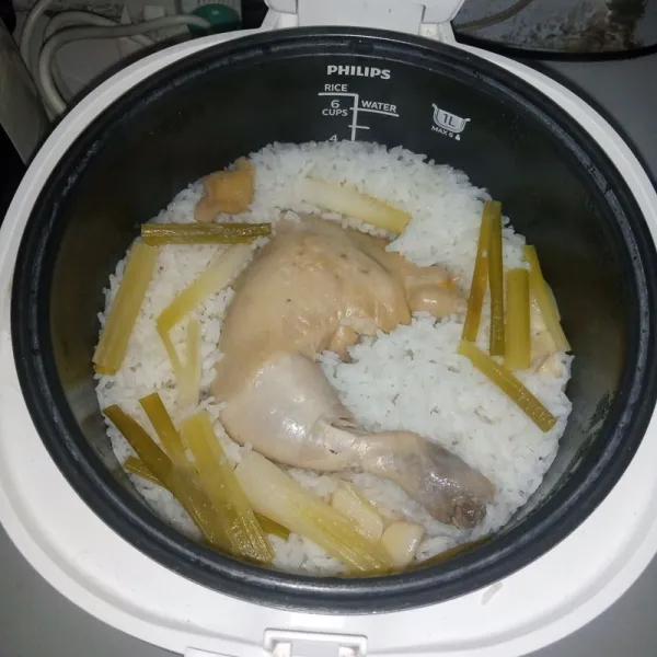 Tekan tombol cook. Masak sampai matang. Setelah matang diamkan selama 30 menit.