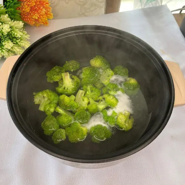 Rebus potongan broccoli. Pastikan direbus tidak terlalu lama supaya tidak lembek.