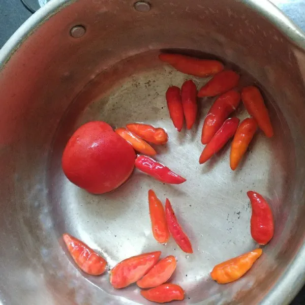 Rebus cabe rawit merah dan tomat