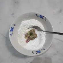 Campurkan tepung bumbu dengan tepung beras, bumbu halus, serta baking soda, aduk rata.