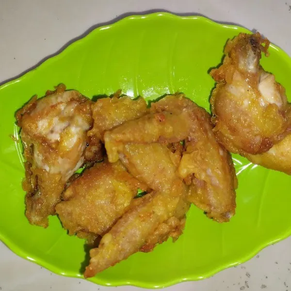 Angkat ayam setelah matang. Ayam goreng siap disajikan dengan berbagai sambal.