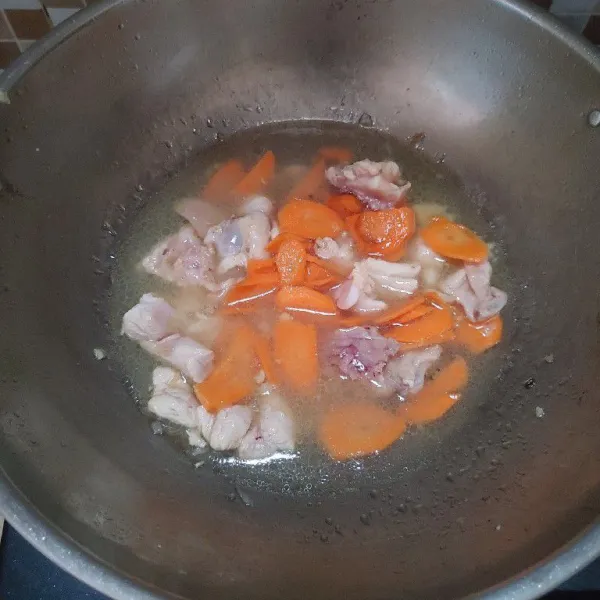 Tuang air dan masukkan wortel, masak sampai wortel matang.