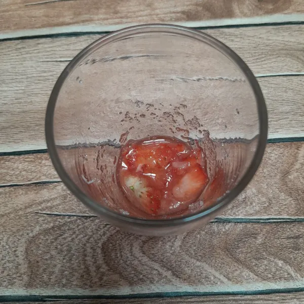 Hancurkan strawberry menggunakan sendok.