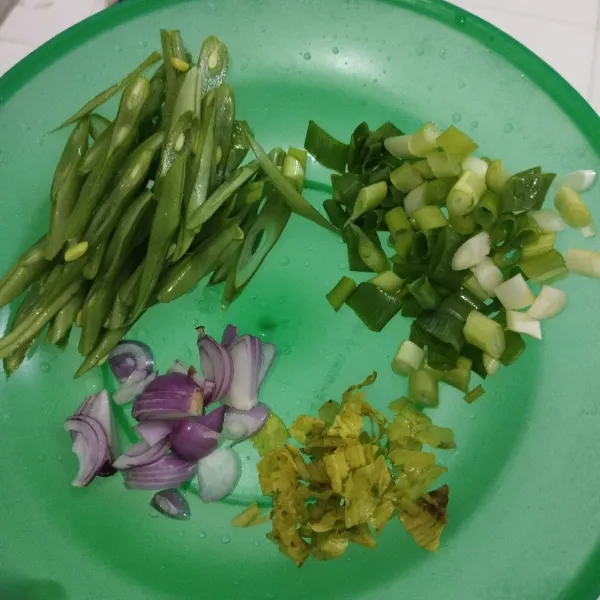 Iris bawang merah, buncis, daun bawang dan seledri.