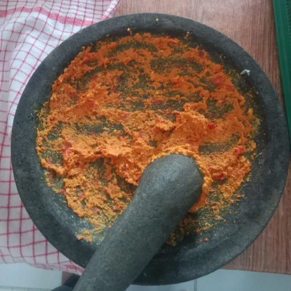 Ulek halus bawang merah, bawang putih, kemiri, kunyit, jahe, lengkuas.