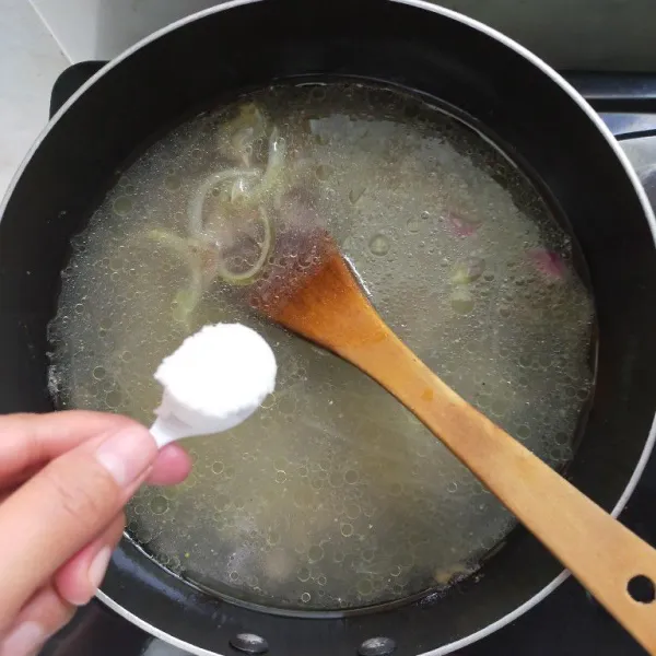 Beri garam dan kaldu jamur.