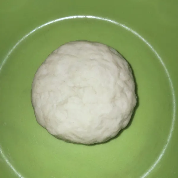 Campurkan tepung terigu, garam, minyak goreng, baking powder, dan air hingga kalis lalu diamkan selama 30 menit.