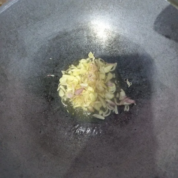 Tumis bawang merah dan bawang putih hingga harum dan matang, setelah matang lalu angkat dan sisihkan di piring.