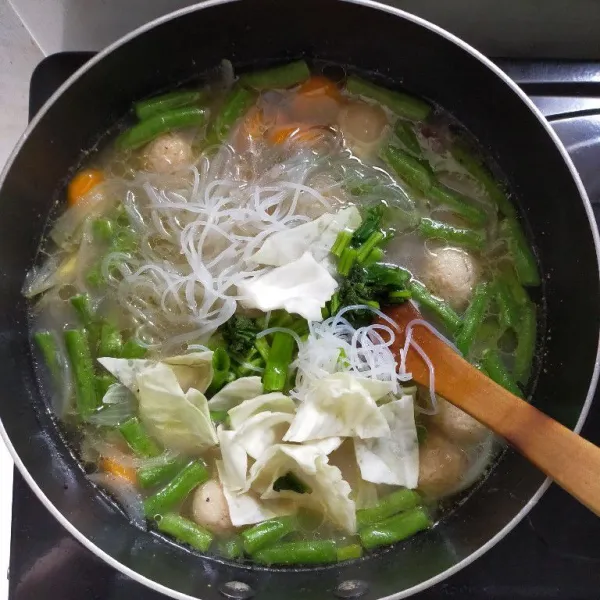 Terakhir masukkan soun, kol, daun bawang dan daun seledri.