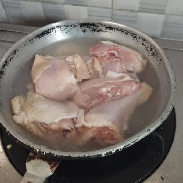 Cuci bersih ayam, kemudian rebus kurang lebih 10 menit untuk menghilangkan darah pada ayam. Rebus juga telur di panci terpisah.