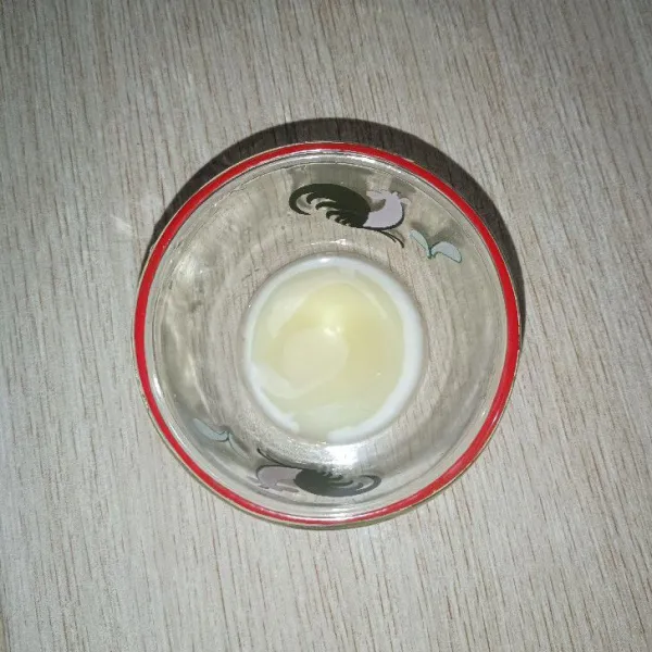 Masukkan kental manis dalam mangkuk kecil.