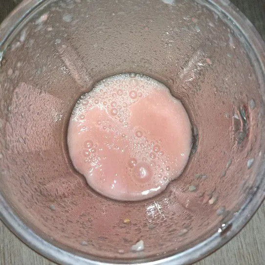 Blender hingga buanhnya halus.