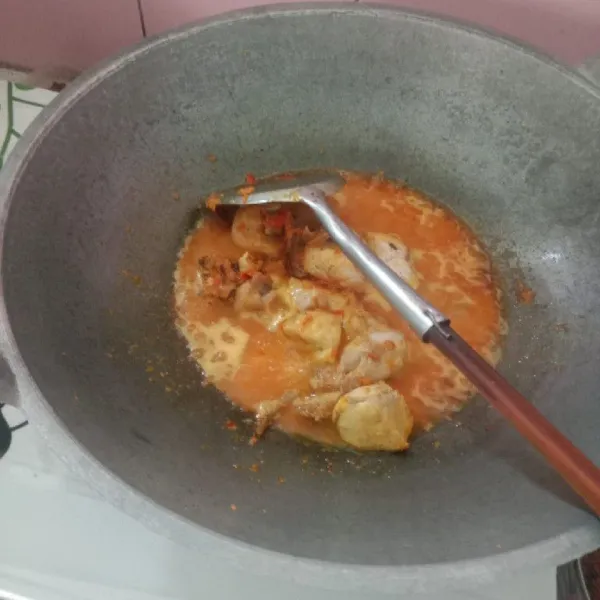 Masukkan daging ayam, aduk rata dan masak sebentar, tambahkan kayu manis, air, garam, gula pasir dan penyedap rasa.