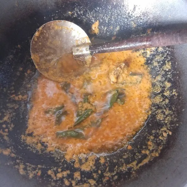Tumis bumbu tambahkan daun salam, gula, garam.