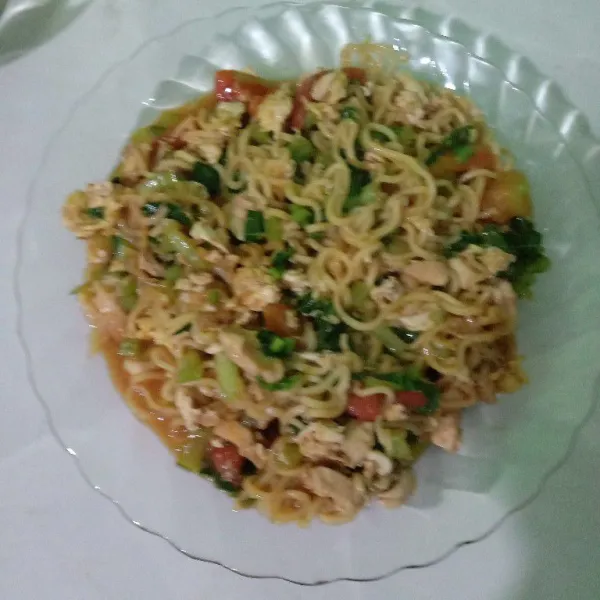 Sajikan dipiring saji. Mie nyemek siap dinikmati. Selamat mencoba.