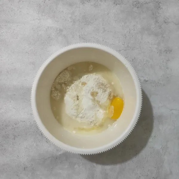 Dalam wadah, masukkan tepung terigu, gula, ragi, telur, dan air. Uleni hingga setengah kalis