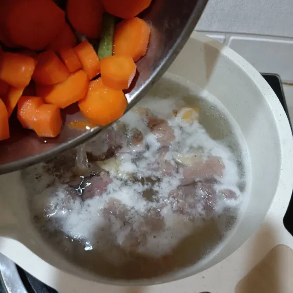 Masukkan wortel dan buncis. Bubuhi bawang merah dan bawang putih bubuk.