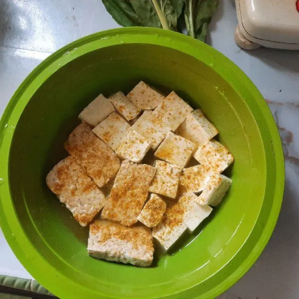 Marinasi tahu dan tempe dengan bumbu instan.