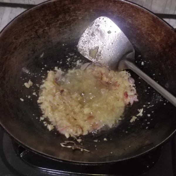 Masukan bumbu halus, lalu tumis lagi sampai matang.