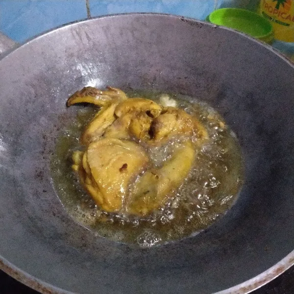 Cuci bersih ayam, marinasi dengan garam dan perasan jeruk nipis, lalu goreng ayam hingga kering. Sisihkan