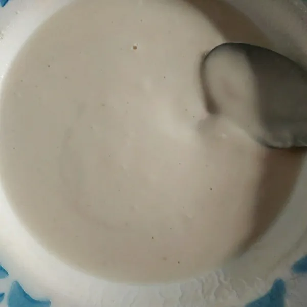 Ambil kira-kira empat sendok adonan tepung untuk ditambahkan dengan sedikit air. Aduk rata (seperti adonan kalau kita mau menggoreng pisang)