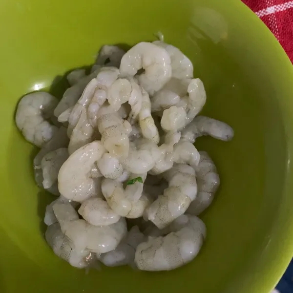 Kupas kulit udang dan cuci bersih.