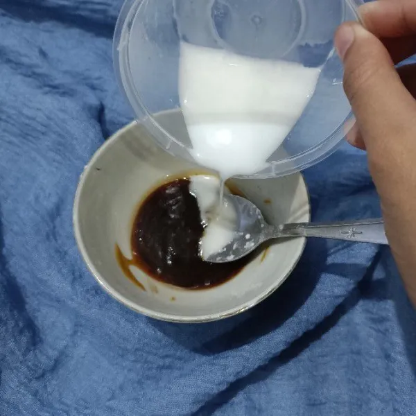 Masukkan larutan maizena. Aduk rata.