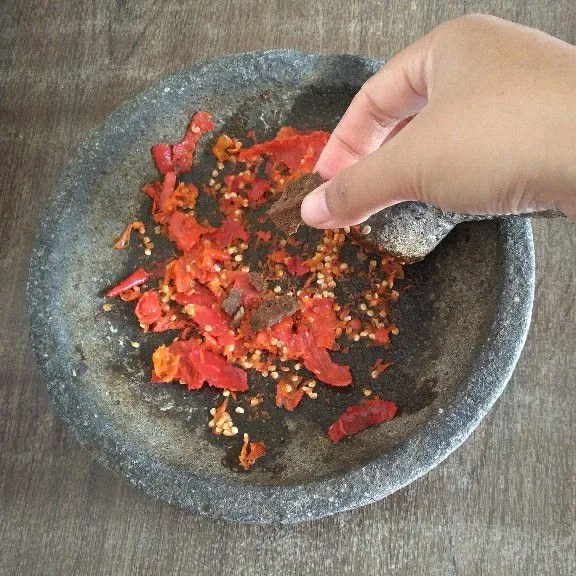 Masukkan terasi bakar / panggang.