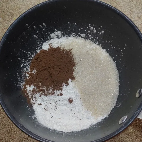 Campur jadi satu dalam panci, gula pasir, cokelat bubuk dan tepung maizena. Aduk.