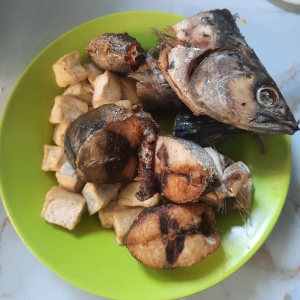 Goreng ikan dan tahu, lalu sisihkan