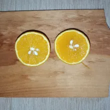 Potong jeruk dan peras airnya.