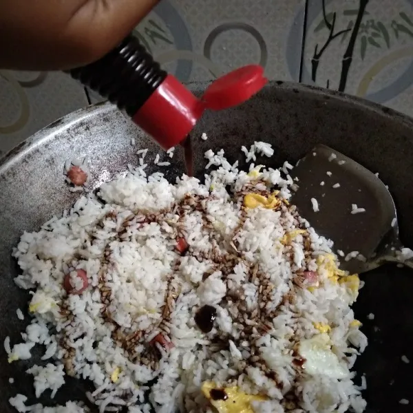 Masukkan saus tiram. Aduk sampai semua tercampur rata. Koreksi rasa dan siap disajikan.