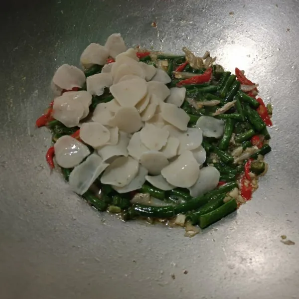 Masukkan kerupuk lalu masak hingga kerupuk dan kacang panjang matang. Angkat dan sajikan.