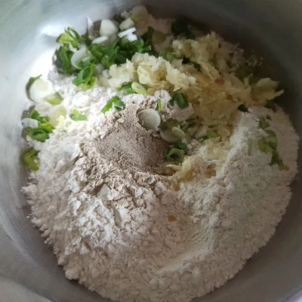 Masukkan ke dalam panci tepung terigu, garam, kaldu bubuk, lada bubuk, bawang putih dan daun bawang.
