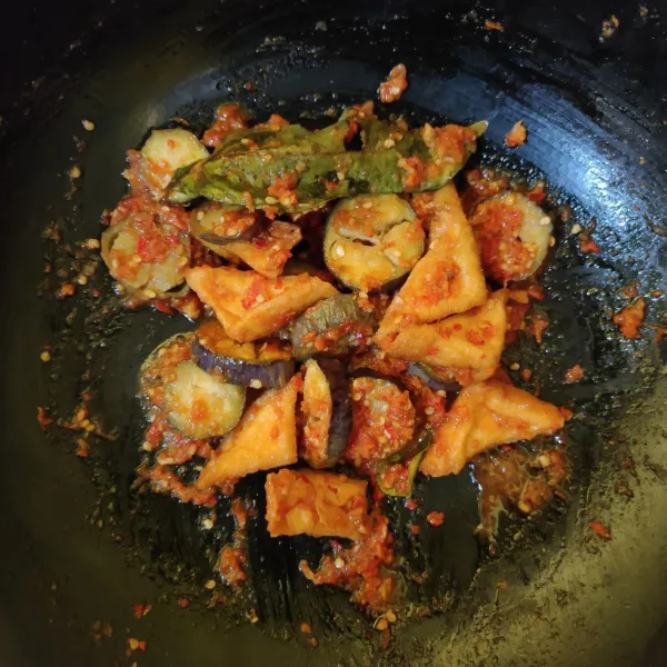 Masak hingga bumbu meresap dan air menyusut, matikan api.