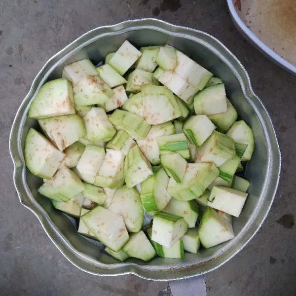 Potong dan rendam terong hijau.