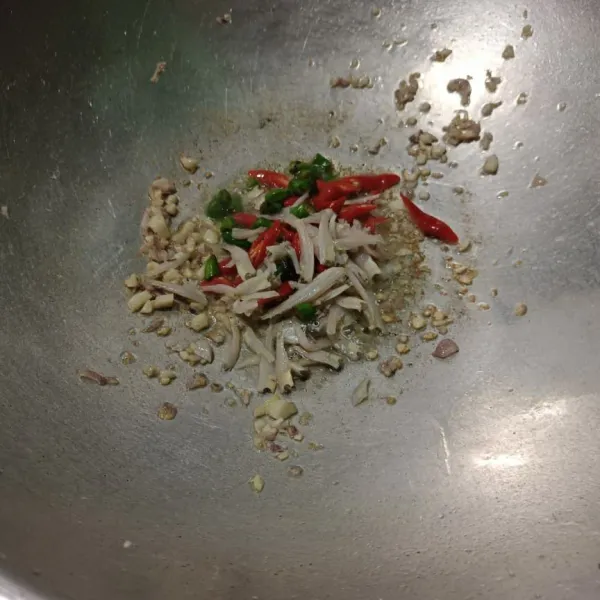 Masukkan cabe merah, cabe rawit dan ikan teri, tumis hingga layu.