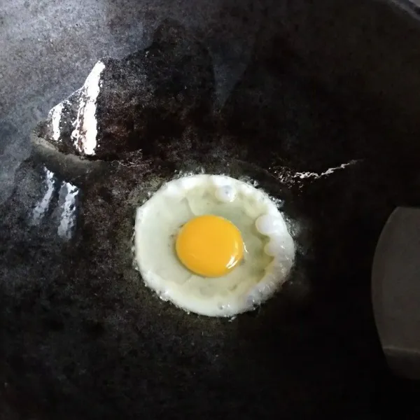 Panaskan minyak, goreng telur setengah matang sambil diorak-arik. Masukkan sosis.