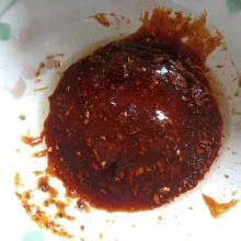 Siapkan wadah tuang 2 sdm minyak bawang, 2 sdm saus sambal, 1 sdm cabai halus, 2 sdm chili oil, 2 sdm kecap manis, garam secukupnya, dan kaldu jamur secukupnya. Setelah itu aduk rata.